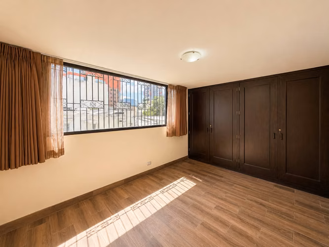 RENTA DE APTO. TIPO TOWNHOUSE DENTRO DE EL JARDIN, ZONA 10 - Imagen 5