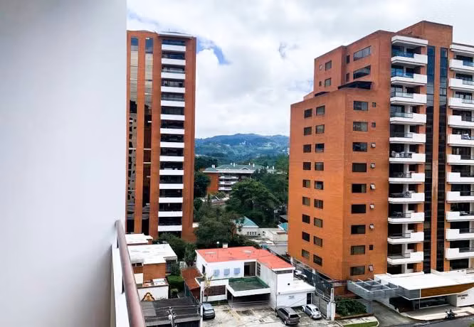 RENTA DE APARTAMENTO AMUEBLADO EN EDIFICIO TORRE QUATTRO, ZONA 14