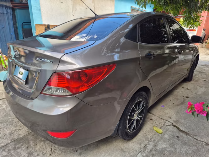 Hyundai Accent GLS 2012 de Agencia - Imagen 2
