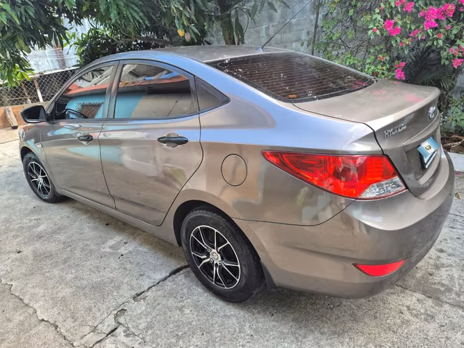 Hyundai Accent GLS 2012 de Agencia - Imagen 4
