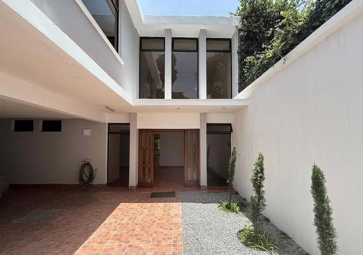 RENTA DE AMPLIA VIVIENDA EN SECTOR LA VILLA, ZONA 14 - Imagen 1
