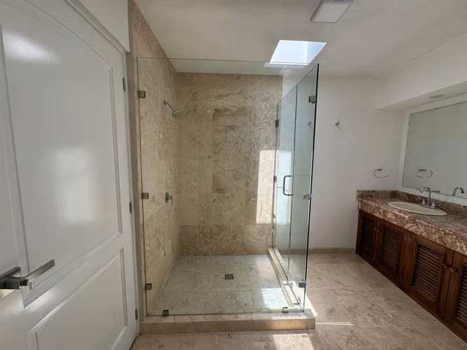RENTA DE AMPLIA VIVIENDA EN SECTOR LA VILLA, ZONA 14 - Imagen 13