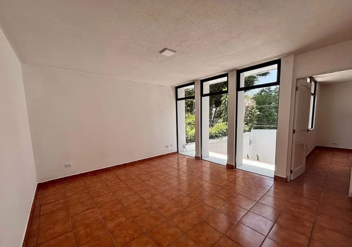 RENTA DE AMPLIA VIVIENDA EN SECTOR LA VILLA, ZONA 14 - Imagen 6
