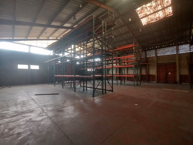 ALQUILO : Bodega de 1,200 M2 , excelente sector en z. 12 a pasos de la AGUILAR  BATRES - Imagen 9