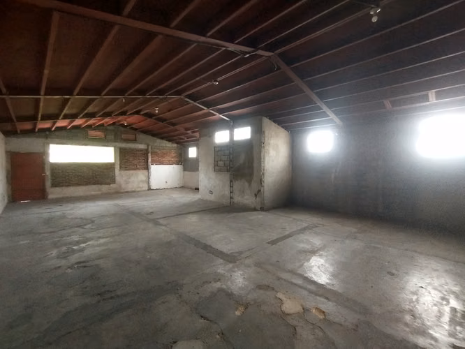 ALQUILO : Bodega de 1,200 M2 , excelente sector en z. 12 a pasos de la AGUILAR  BATRES - Imagen 2
