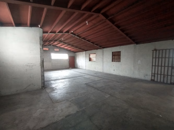 ALQUILO : Bodega de 1,200 M2 , excelente sector en z. 12 a pasos de la AGUILAR  BATRES - Imagen 3