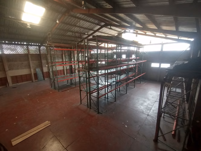 ALQUILO : Bodega de 1,200 M2 , excelente sector en z. 12 a pasos de la AGUILAR  BATRES - Imagen 5