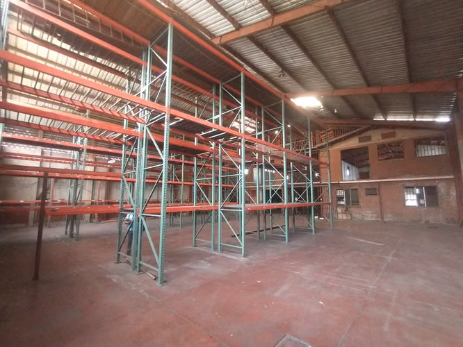 ALQUILO : Bodega de 1,200 M2 , excelente sector en z. 12 a pasos de la AGUILAR  BATRES - Imagen 8
