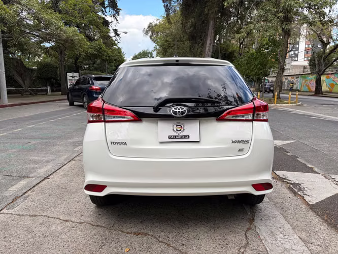 Toyota Yaris E de Agencia Modelo 2023