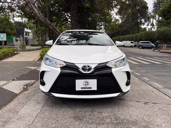 Toyota Yaris E de Agencia Modelo 2023