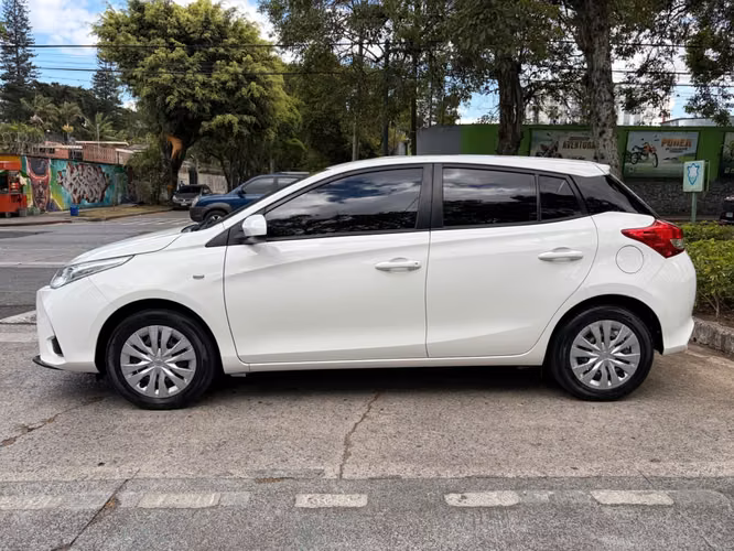Toyota Yaris E de Agencia Modelo 2023