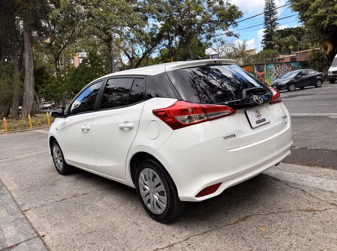 Toyota Yaris E de Agencia Modelo 2023