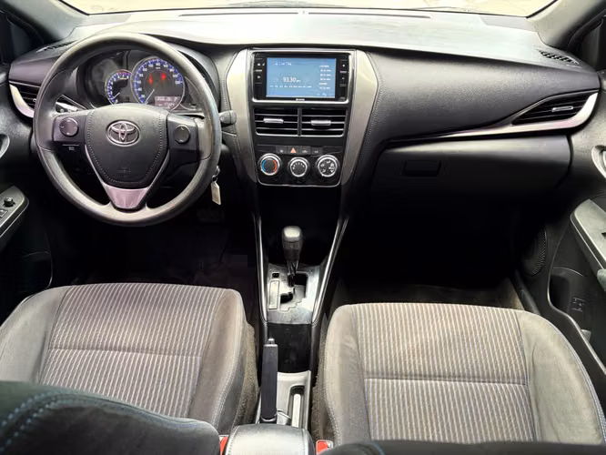 Toyota Yaris E de Agencia Modelo 2023
