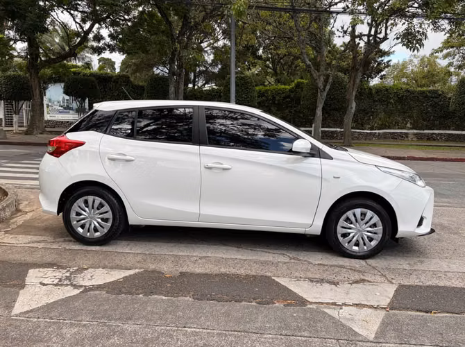 Toyota Yaris E de Agencia Modelo 2023