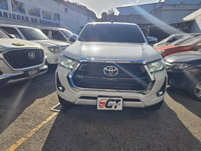 Toyota Hilux 2024 Automático y Tiptronic 4x4 de Agencia Turbo Diesel Nítido Nada que Invertir un Dueño - Imagen 6