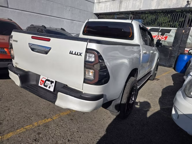 Toyota Hilux 2024 Automático y Tiptronic 4x4 de Agencia Turbo Diesel Nítido Nada que Invertir un Dueño - Imagen 2