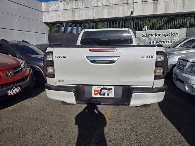 Toyota Hilux 2024 Automático y Tiptronic 4x4 de Agencia Turbo Diesel Nítido Nada que Invertir un Dueño - Imagen 3