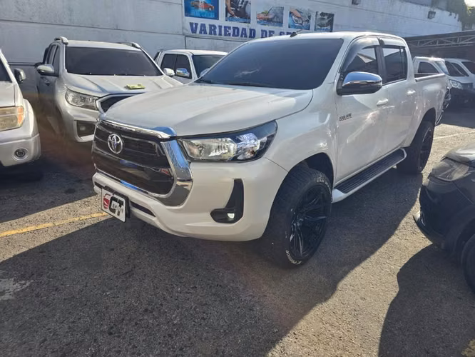 Toyota Hilux 2024 Automático y Tiptronic 4x4 de Agencia Turbo Diesel Nítido Nada que Invertir un Dueño - Imagen 5