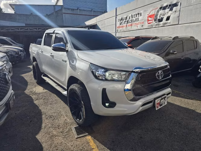 Toyota Hilux 2024 Automático y Tiptronic 4x4 de Agencia Turbo Diesel Nítido Nada que Invertir un Dueño - Imagen 1