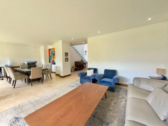 Linda casa en venta en El Casaño Muxbal, amplio jardín. - Imagen 3