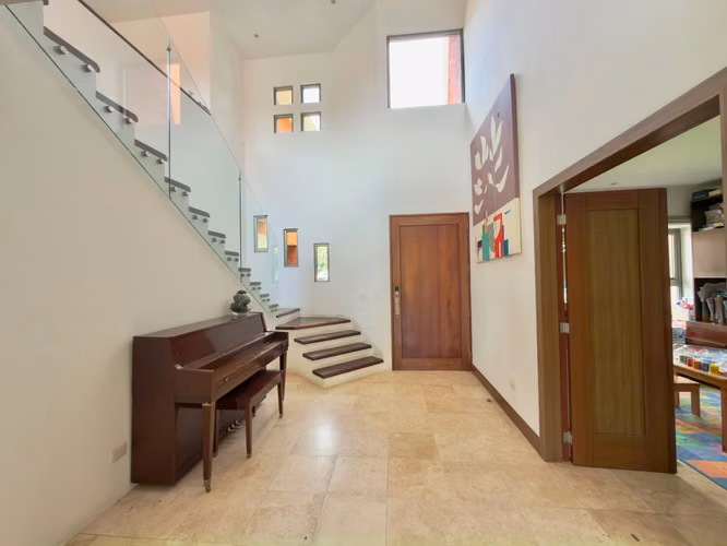 Linda casa en venta en El Casaño Muxbal, amplio jardín. - Imagen 5