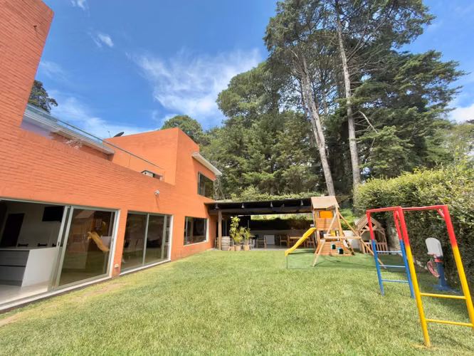 Linda casa en venta en El Casaño Muxbal, amplio jardín.