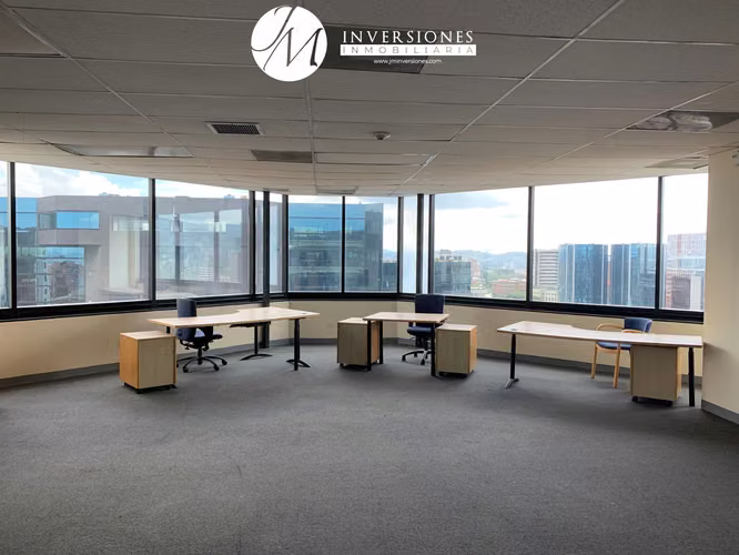 Oficina en zona 10 Penthouse en Renta