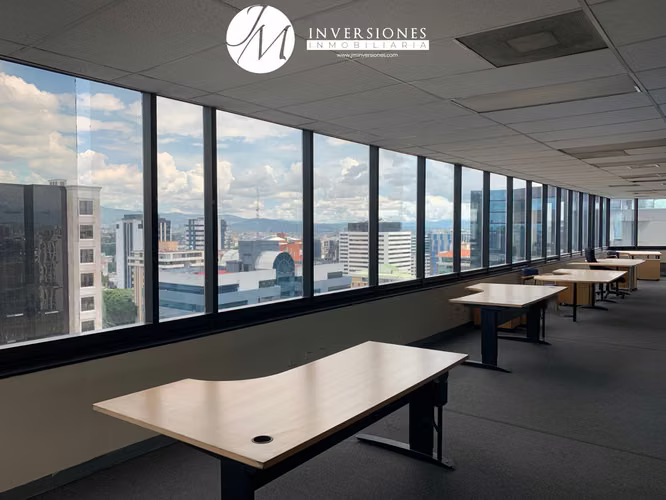Oficina en zona 10 Penthouse en Renta