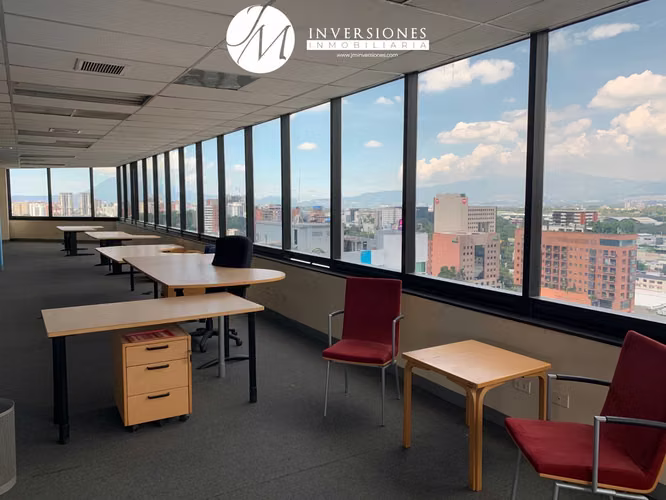 Oficina en zona 10 Penthouse en Renta