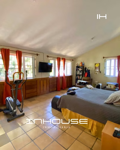 CASA EN RENTA ZONA 16 SAN GASPAR CON JARDÍN - Imagen 9