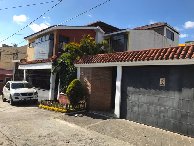 CASA EN VENTA CON 5 HABITACIONES Y ESTUDIO EN MOLINO DE LAS FLORES ZONA 2 DE MIXCO - Imagen 1