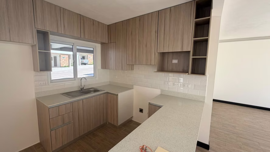 ALQUILER DE CASA PARA ESTRENAR EN BOSQUES DE SANTA ELENA KM 26 CARRETERA A SANTA ELENA BARILLAS - Imagen 11