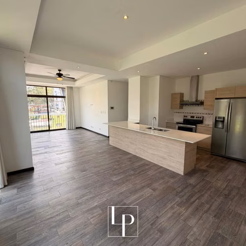 Amplio Apartamento en venta en Lirios de Cayalá