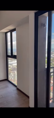 Alquilo lindo apartamento nuevo zona 11 Altaire $800 - Imagen 3