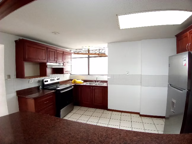 Amplio Apartamento en Renta VH1 Zona 15 | 300 m², 3 Balcones y Chimenea | cerca de Metro15 PV - Imagen 9