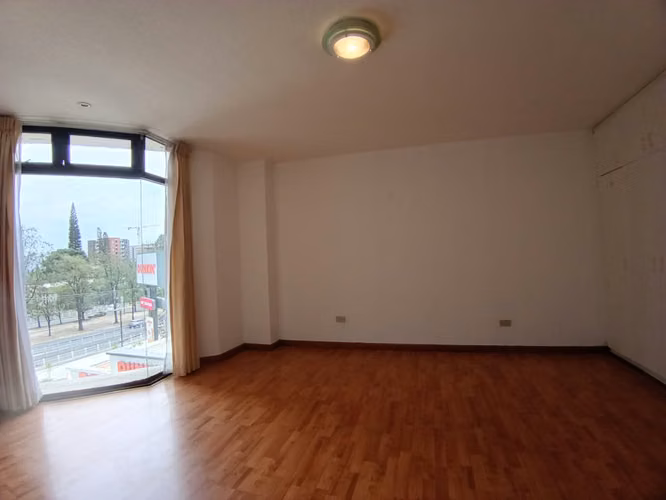 Amplio Apartamento en Renta VH1 Zona 15 | 300 m², 3 Balcones y Chimenea | cerca de Metro15 PV - Imagen 3