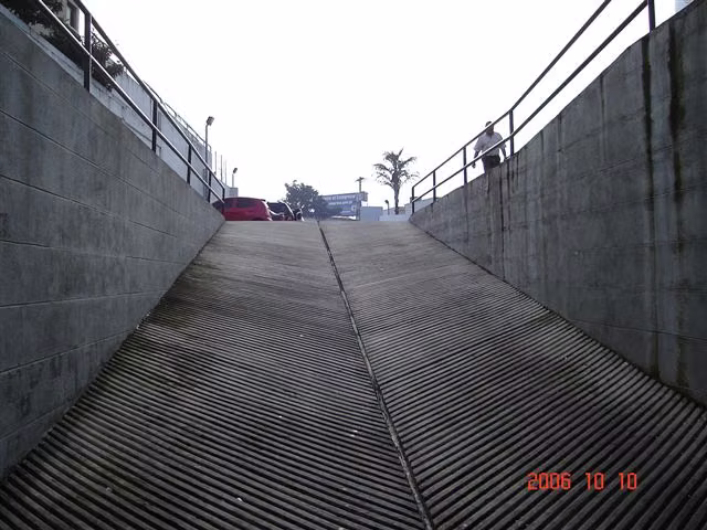 Edificio en zona 10 - Imagen 2