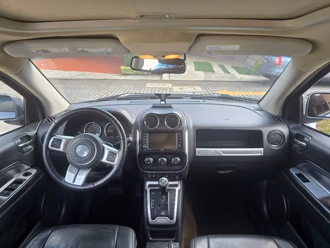 SÓLO 51,500 MILLAS - Jeep Compass High Altitude 4x4 - Servicios al día - Imagen 4