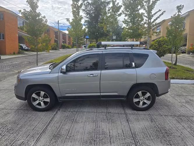 SÓLO 51,500 MILLAS - Jeep Compass High Altitude 4x4 - Servicios al día - Imagen 2