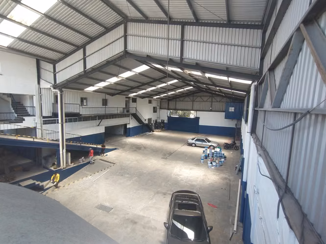 ALQUILO : AMPLIA Bodega de 4,200 M2 , en buena Ubicacion de San Cristobal