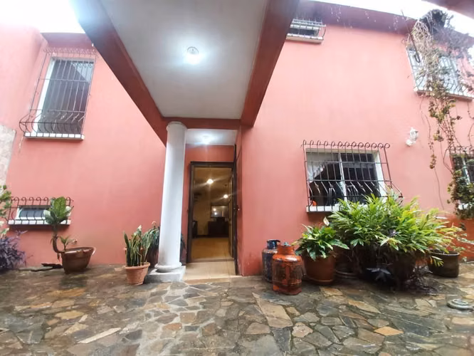 Casa en Grande Venta Residencial Loma Real San Cristóbal Zona 8 Mixco: - Imagen 3