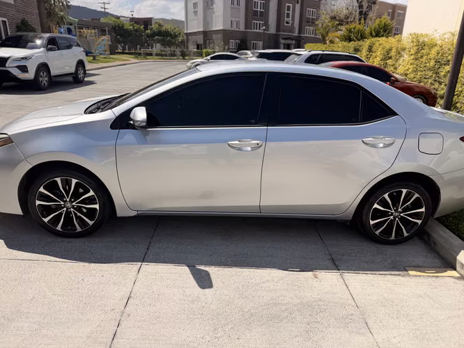 Toyota Corolla 2017 SE Edición 50 Aniversario - Imagen 7