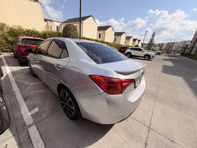 Toyota Corolla 2017 SE Edición 50 Aniversario - Imagen 3