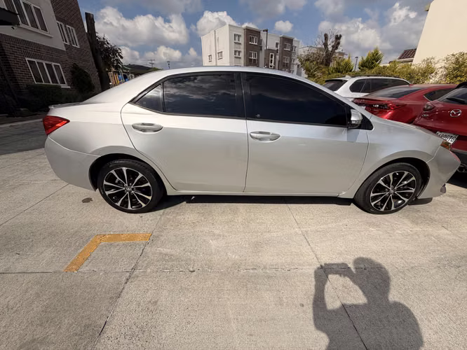 Toyota Corolla 2017 SE Edición 50 Aniversario - Imagen 2
