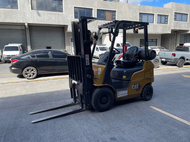 Montacargas Caterpillar GP15NM – Potencia y Eficiencia Garantizada - Imagen 1