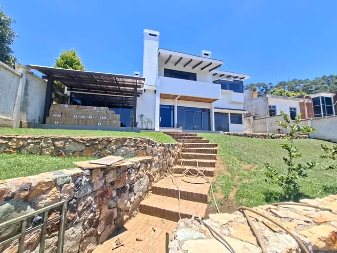 CASA EN RENTA EN MONTEBELLO-  CAES
