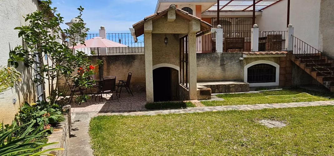 Casa en Renta cerca de Hobbitenango | Jardín, Churrasquera y 3 Parqueos | PV