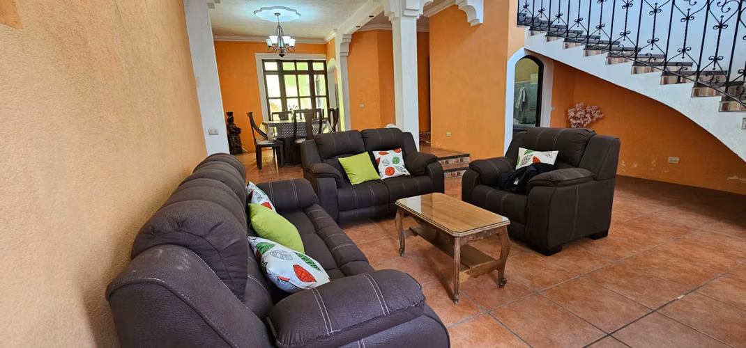 Casa en Renta cerca de Hobbitenango | Jardín, Churrasquera y 3 Parqueos | PV