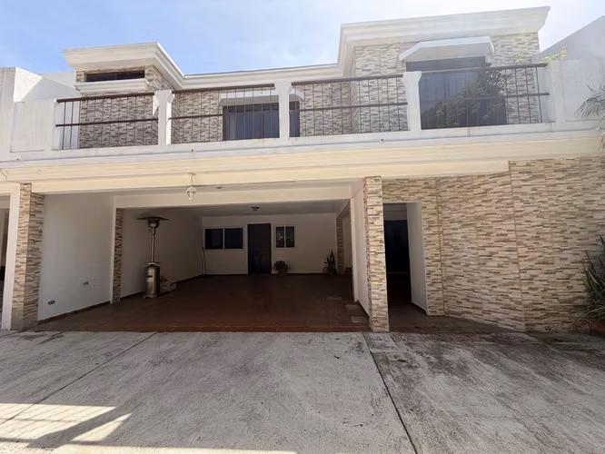 Casa en Renta Villas del Pinar CAES | 375 m², Pérgola y Horno de Pizza | PV