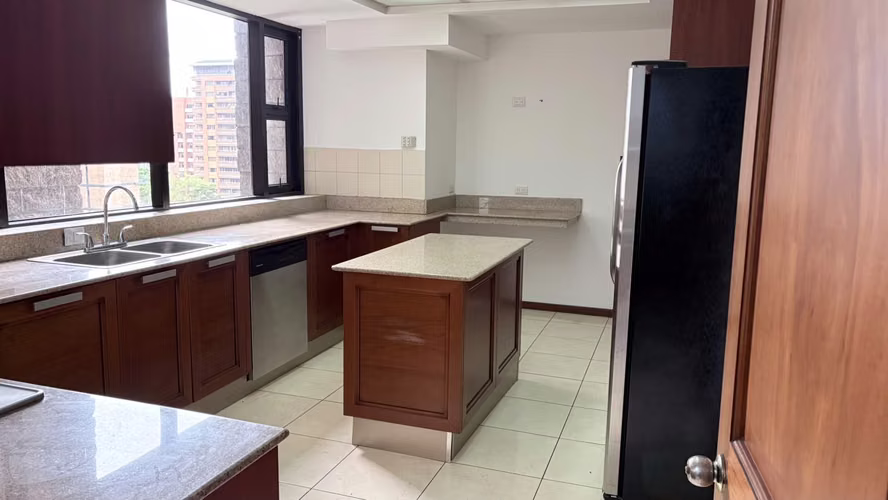 Rento apartamento en Zona 10 EDIFICIO TIFFANY - Imagen 4